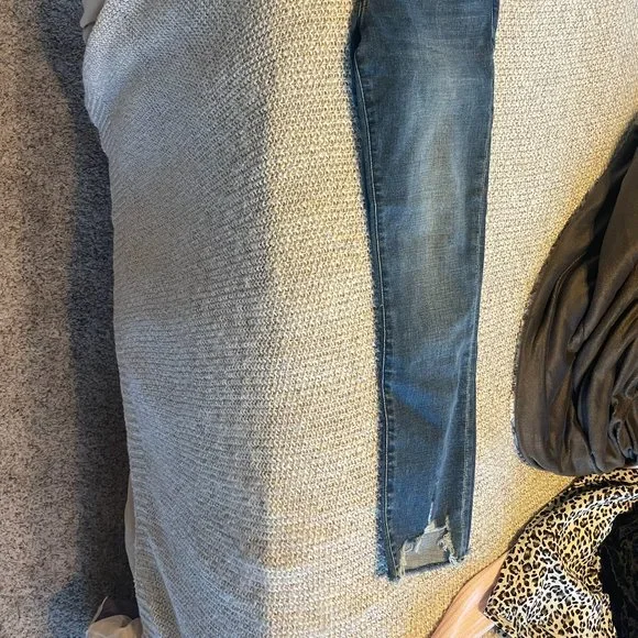 Abercrombie and Fitch super skinny ankle mid rise jeans - Picture 2 of 4